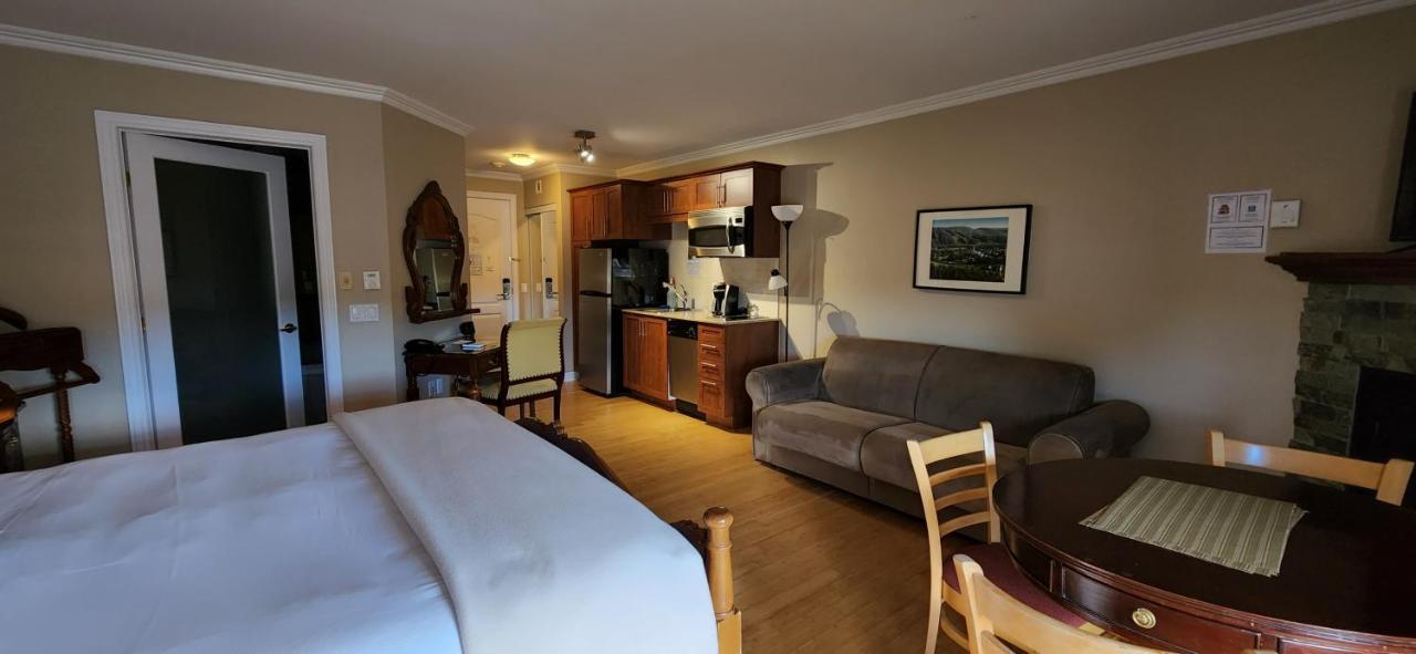 Hotel St-Sauveur Saint-Sauveur-des-Monts Esterno foto
