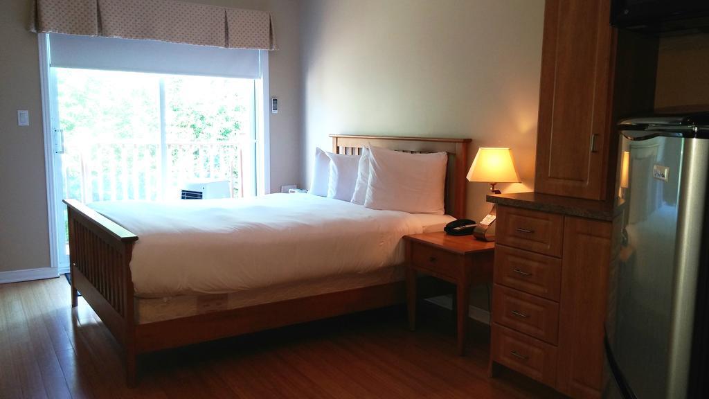 Hotel St-Sauveur Saint-Sauveur-des-Monts Esterno foto
